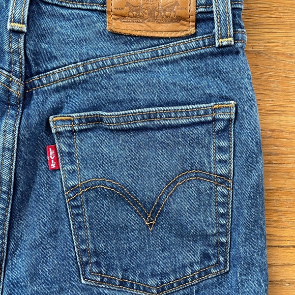 Levi’s premium ribcage denim shorts - Picture 6 of 8